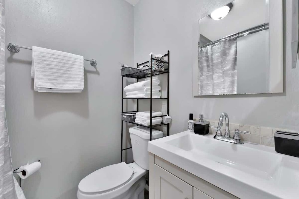 Updated Cozy Home Centrally Located pet Friendly