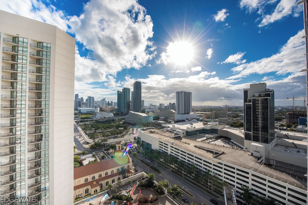Chic Bayfront Condo With Stunning View