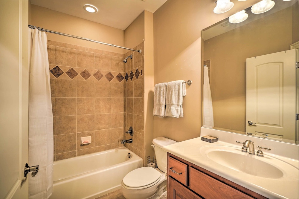 Luxury Estate: Private Hot Tub & Pickleball Court view 4