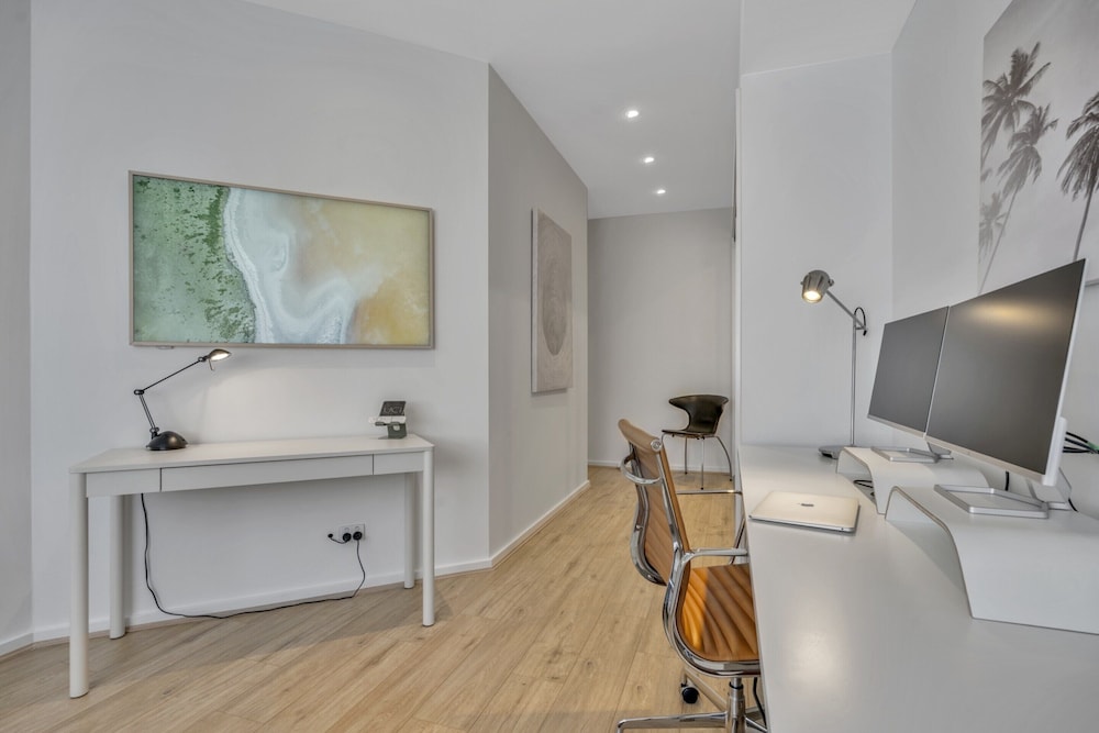 Oceanview Luxury With Dedicated Workspace