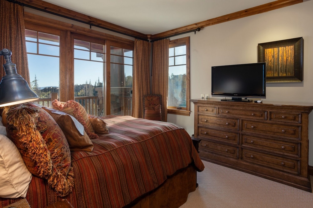 Grand Lodge - Three Bedroom #301 - Ski-in/ski-out 3 Condo