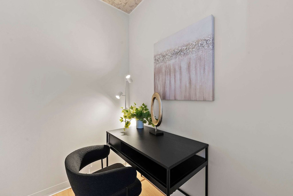 3 Bed 3 Bath High Rise With Gym Amenities