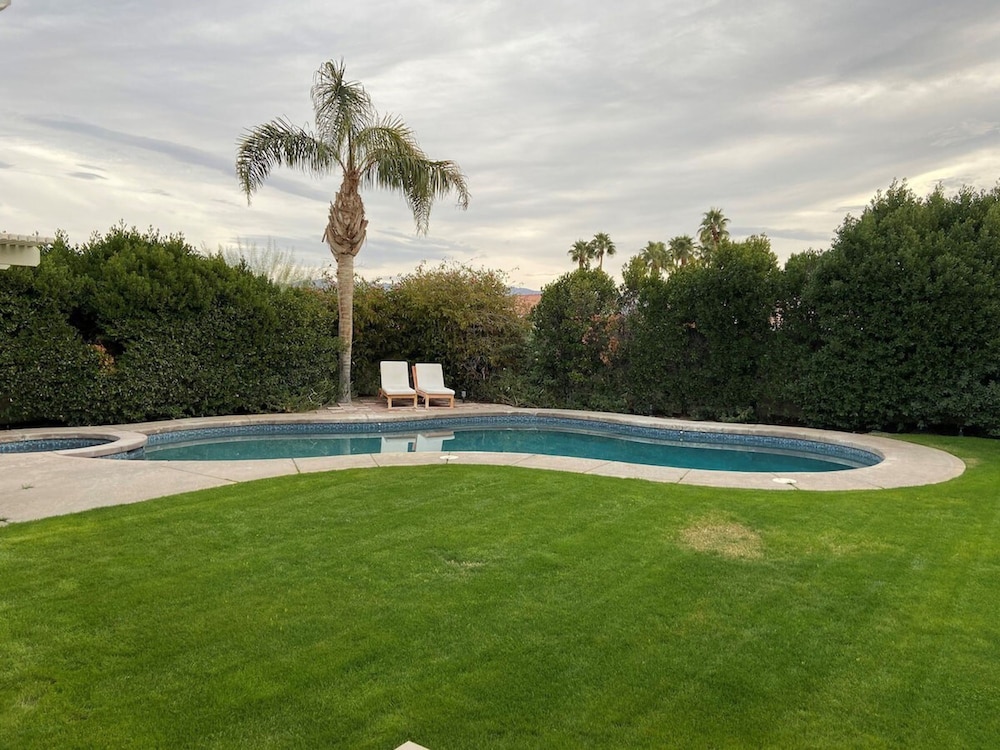 Stunning 5 Star Home Retreat Private Pool Spa BBQ 4 BR