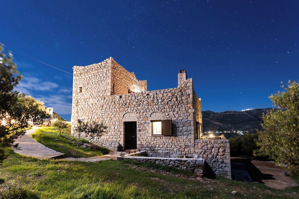 Taenarioum Antico - Mani Stone Tower With Sea View