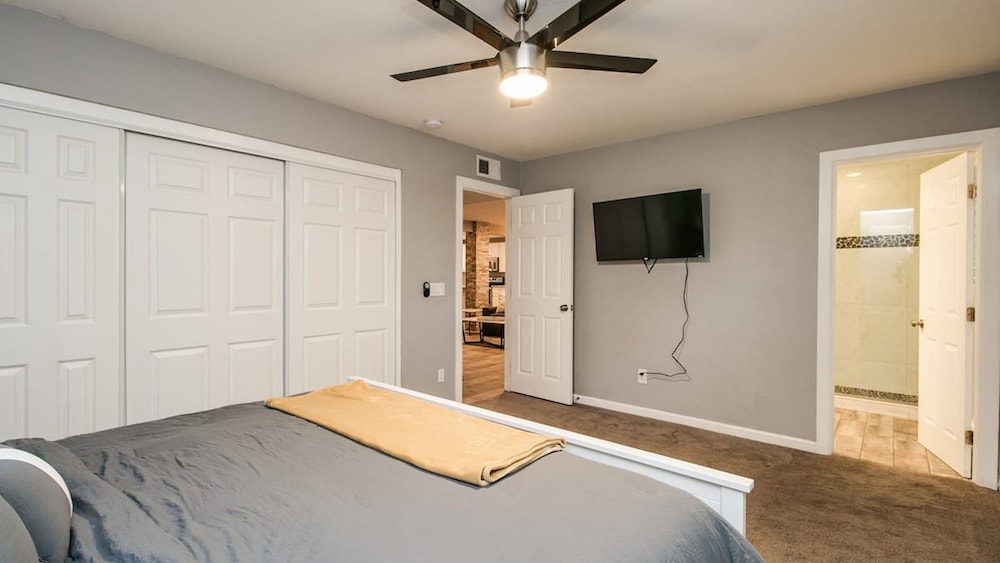 Modern Chic Old Town Scottsdale Home W/pool & Gym!