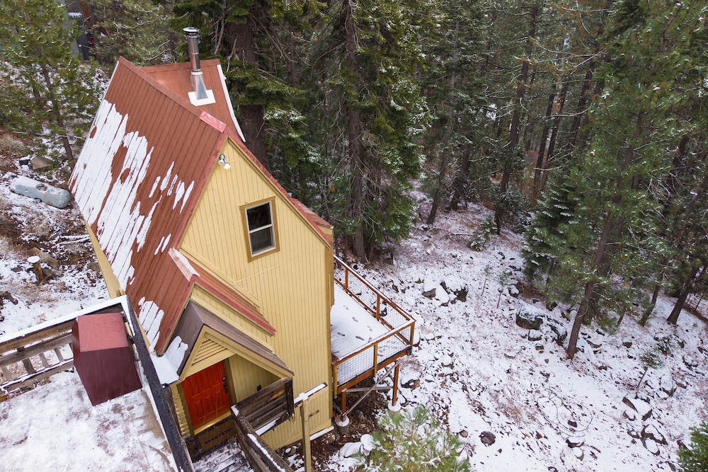 Sierra at Donner Lofted Cabin Minutes to Lake A-frame-inspired Design Deck