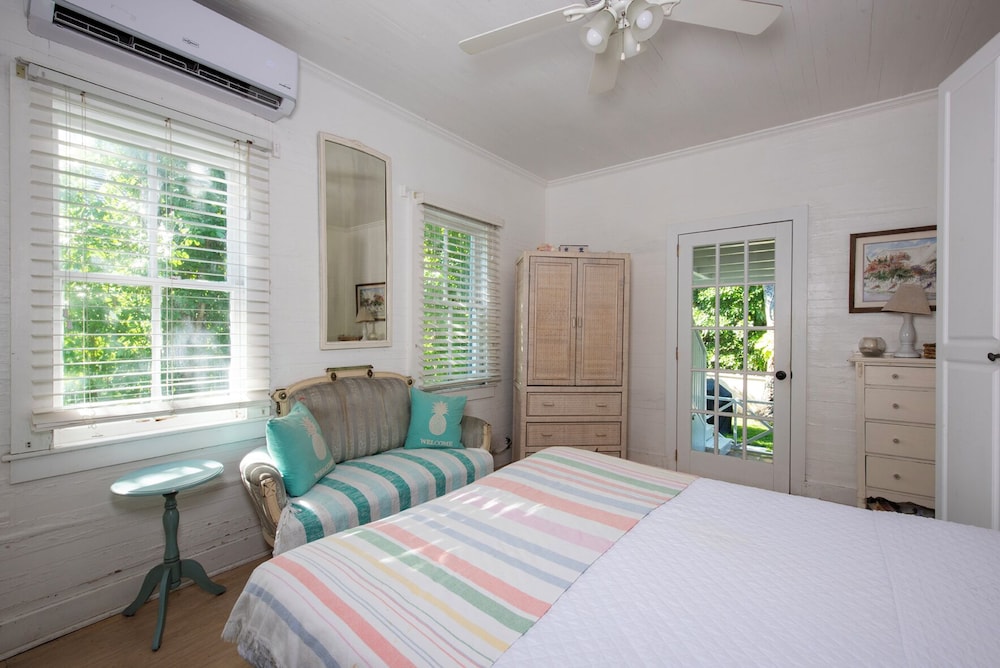 Island Serenity: Charming Watercolor Cottage Near Beach