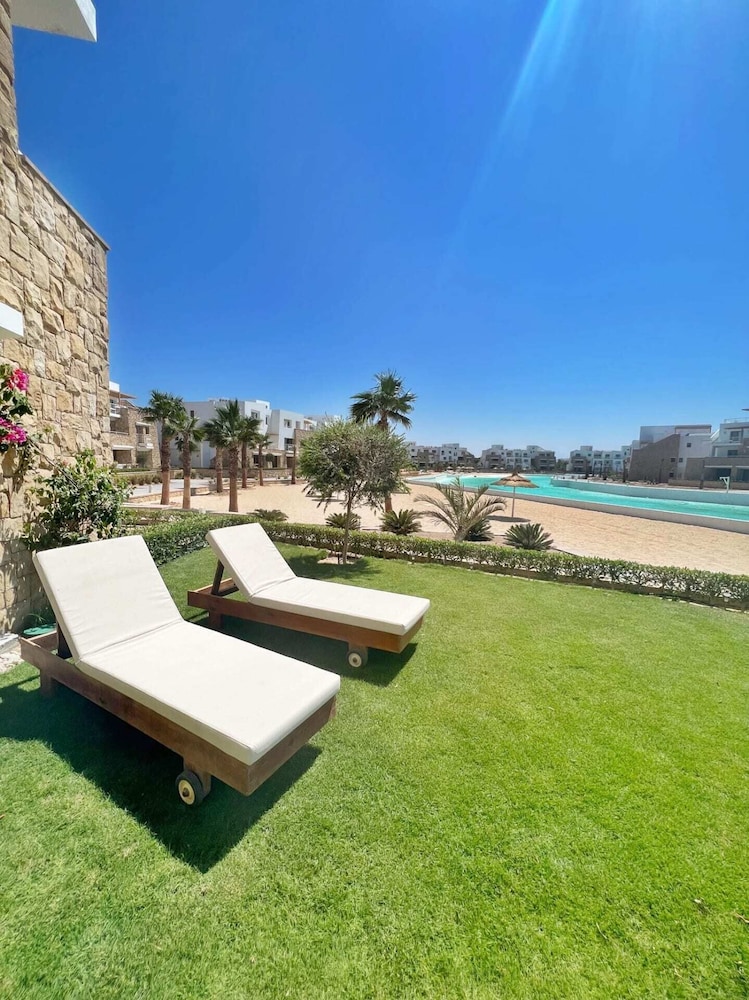 Xuru Stays I Lagoonfront Easy 1bdr @ Swan Lake El Gouna