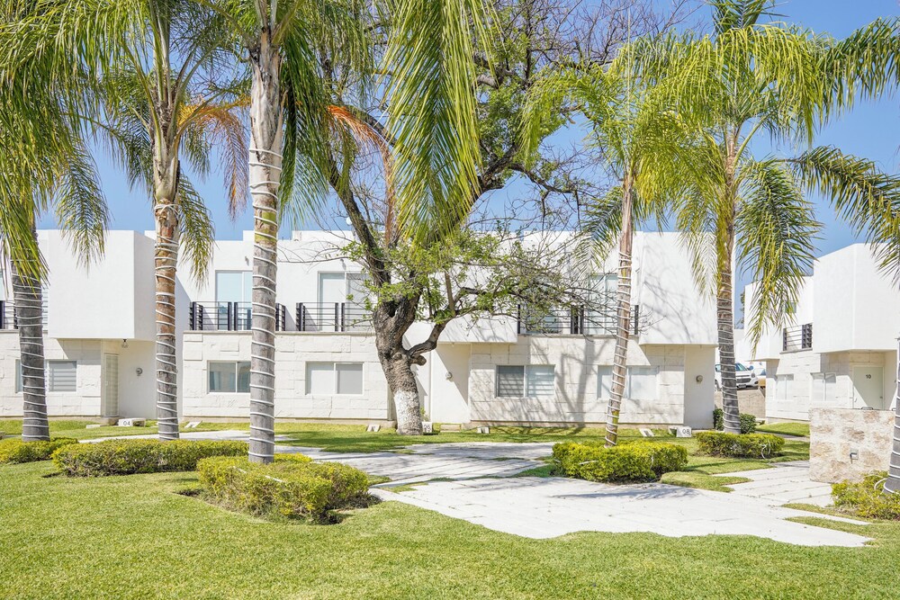 Modern House in Yautepec l Pool & Garden
