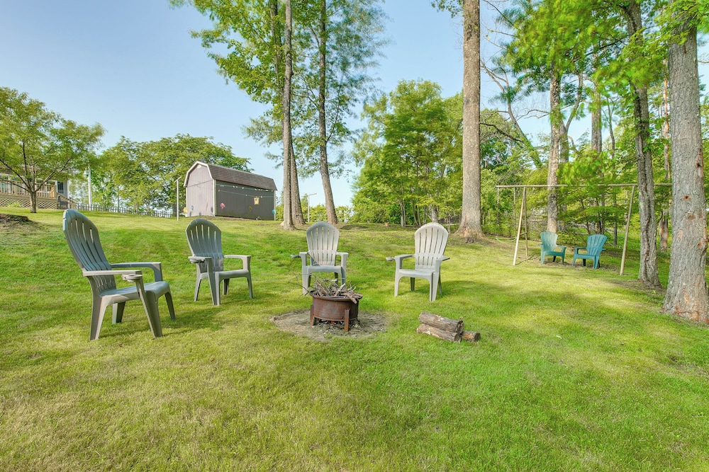 Hot Tub & Fire Pit: Rockbridge Getaway!