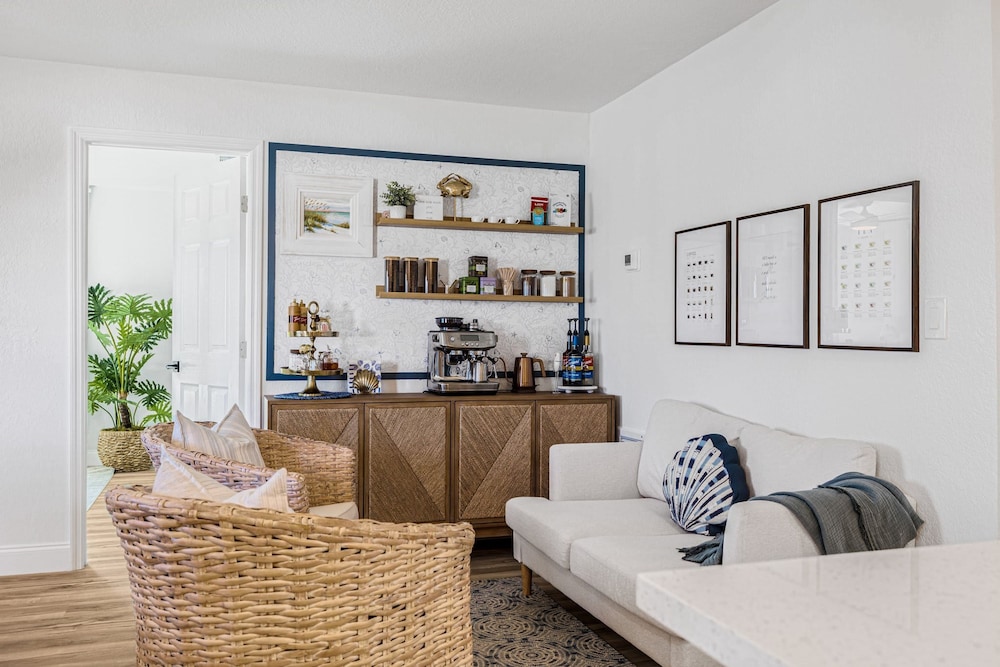 Castaway Cottage Near IMG and Beaches
