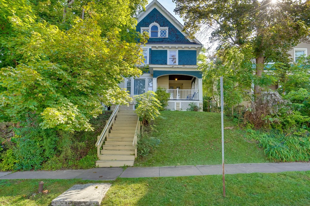 Walk to Syracuse Campus: Family-friendly Home! view 2