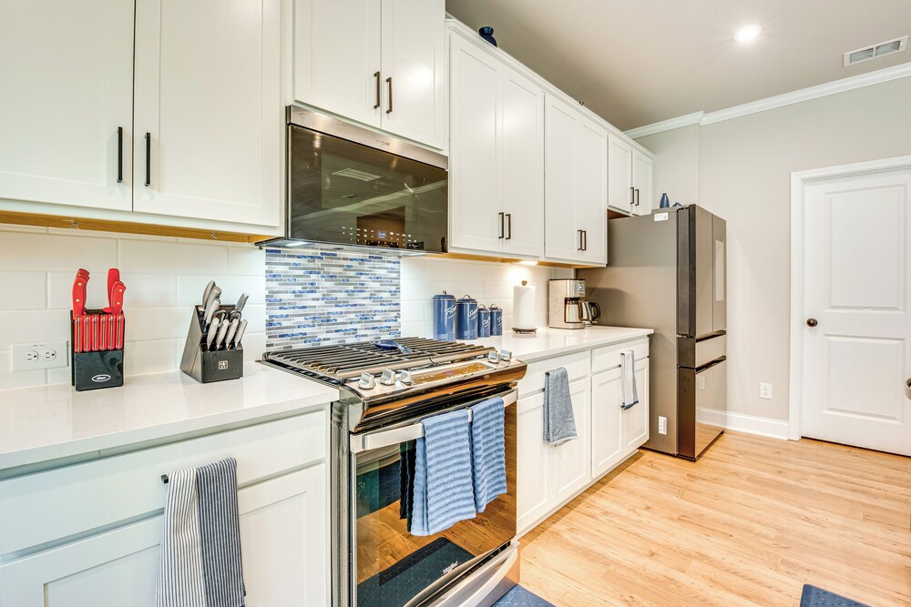 11 Mi to Dtwn: Luxe Atlanta Retreat w/ Deck & Yard