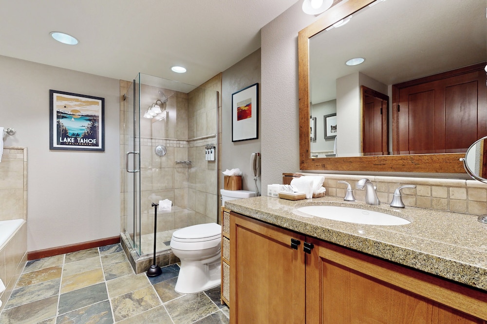 2BR Resort Condo Ski-in/ski-out, Pool, Hot Tub