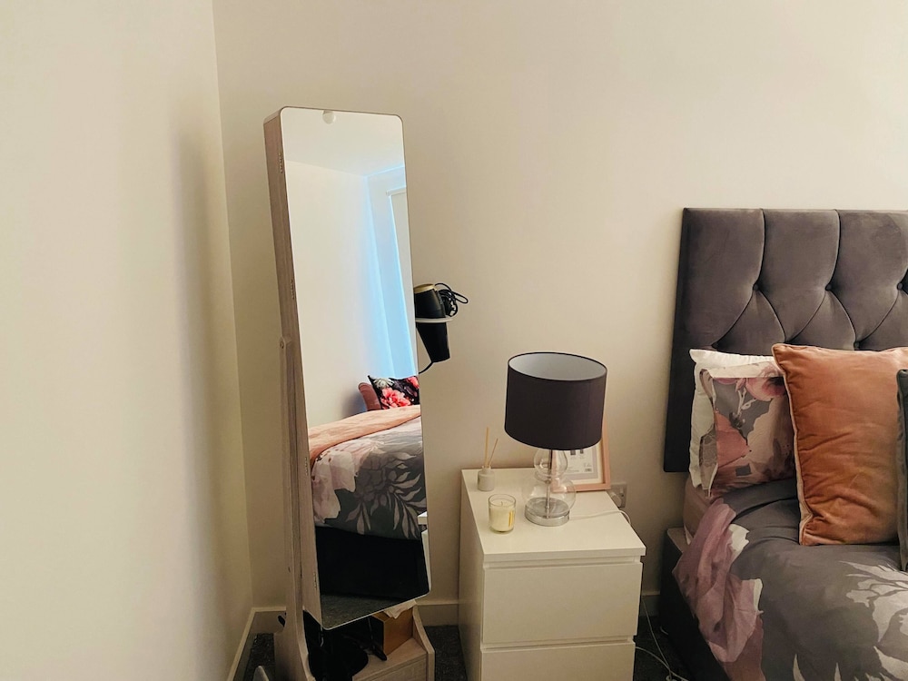 Beautiful 2-bed Apartment in Glasgow view 5