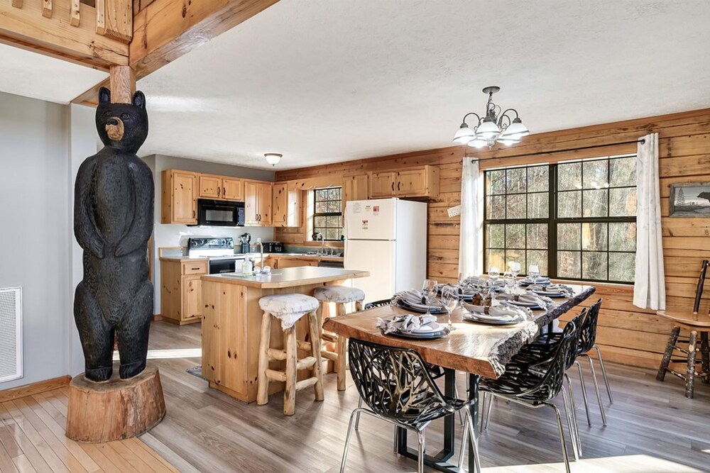 Stunning Cabin w Hot Tub Pool Table Arcades