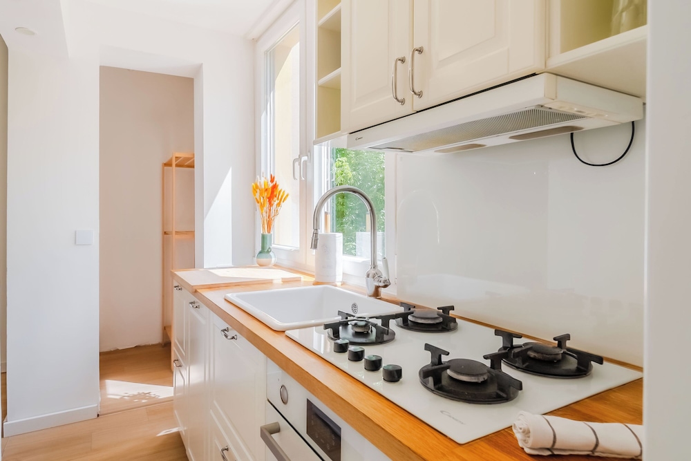 Central Cozy 2 Bedroom Apartment