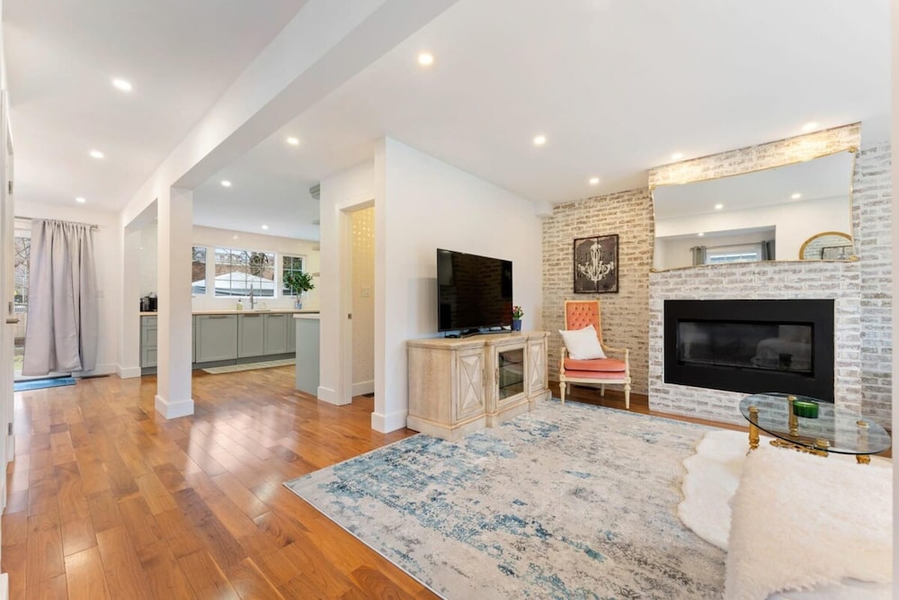 Spacious 2bdrm Home in Burlington