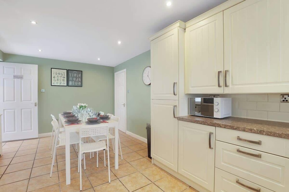 Spacious 4 Bedroom House With Parking