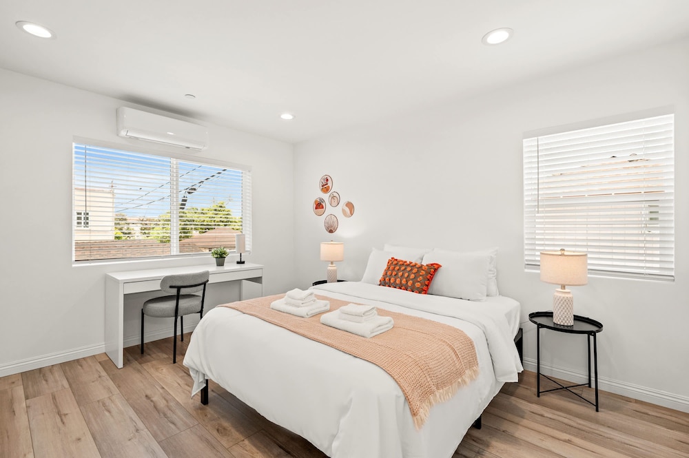 Modern Home Near Pasadena Garage Full Kitchen