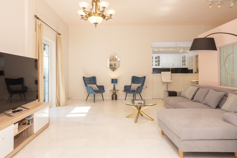 The White Marble Luxury City Apt
