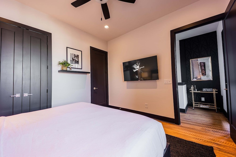 Heart of Gulch - 4 Min to Broadway - Designer Home