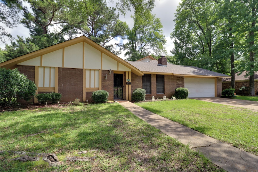 5 Mi to Bellhaven: Spacious Getaway in Jackson