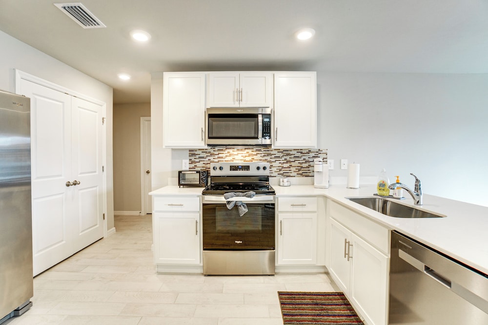3 Mi to Port Charlotte Beach Park: Home w/ Patio!