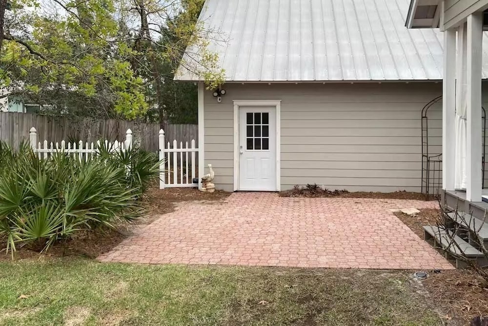 Under the Oaks Cottage in Blue Mountain Beach