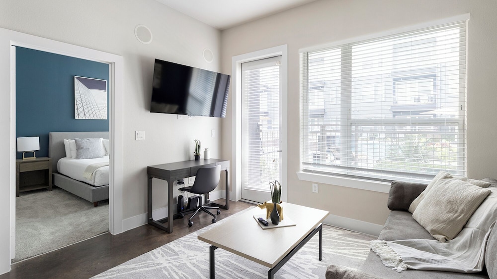 Landing Beautiful 1bd, Courtyard, Clubhouse