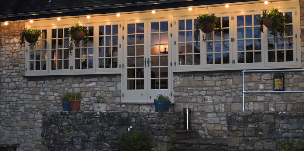 Three Horseshoes