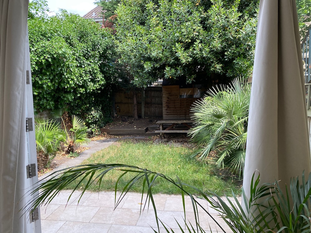 Modern, Spacious 1 Bedroom Garden Flat Sw18