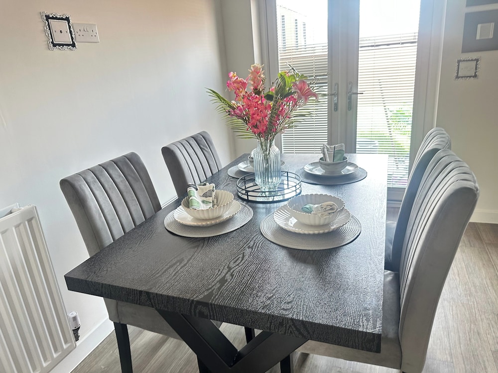 4 Bed House - Sleeps 8 - Pets - Parking - Wifi