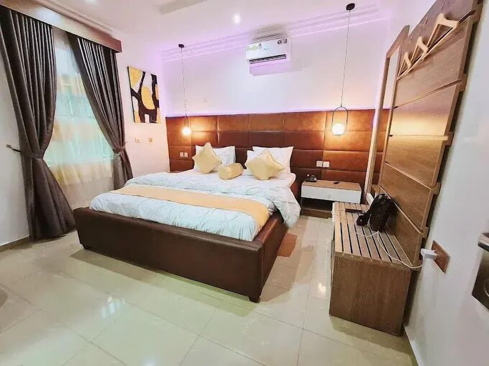 R-oak Hotel and Apartment