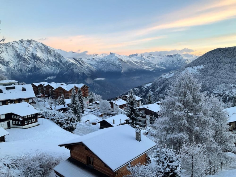 6 Person ski in out Apartment Great Views Garage