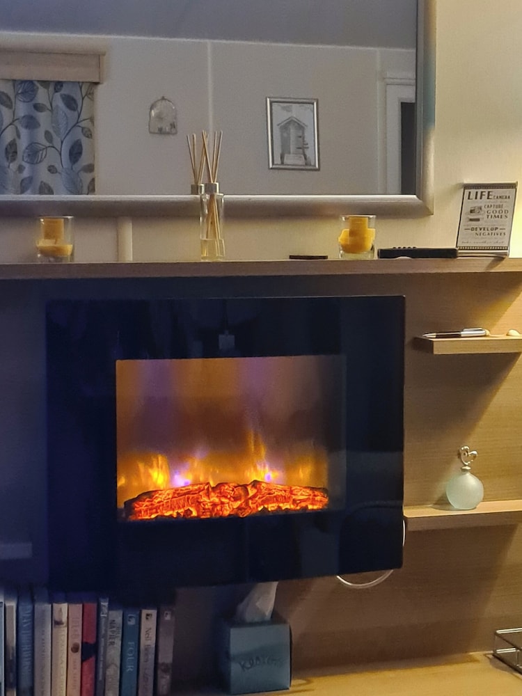 2 Bed Lodge - Sleeps 5 - Parking - Pets - Wifi