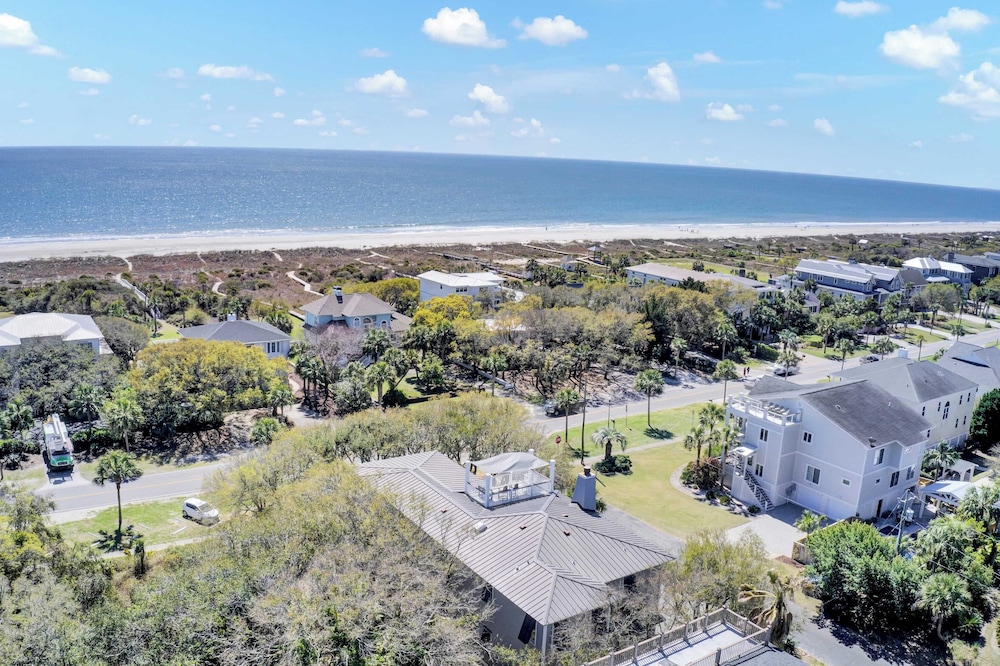 Steps to the Beach! Pool, Gym, Game Room, Movie Theater 3301 Palm by Avantstay