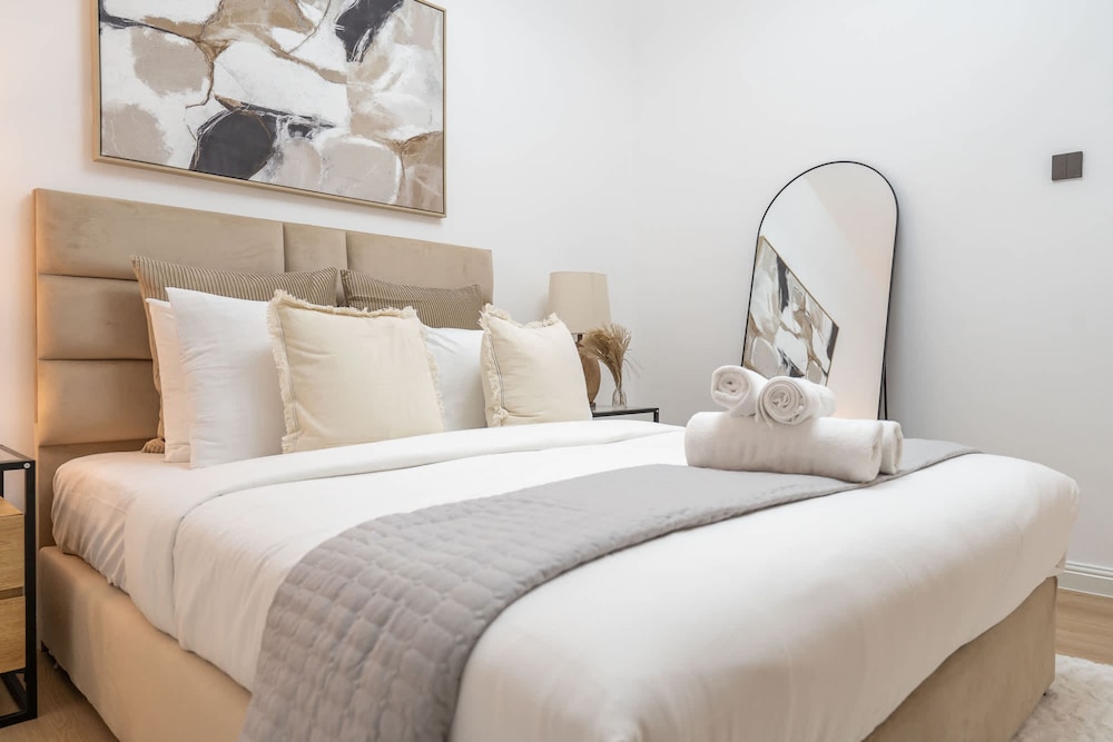 Sleeps 4 in This 2 Bedroom Apartment in Dubai Gate 2