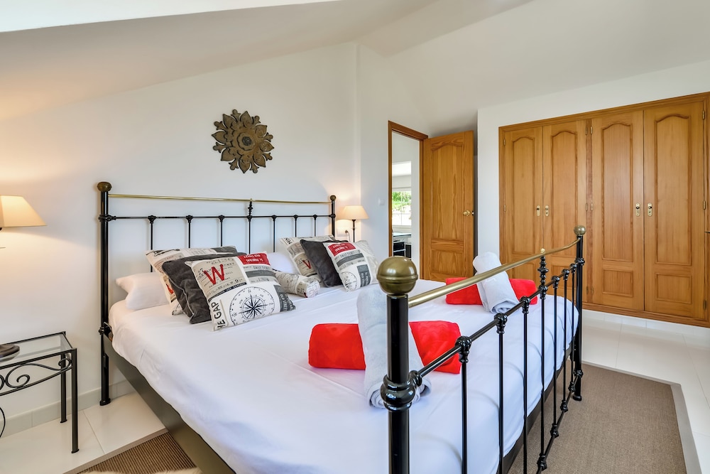 4bed Villa Sleeps 8- Pool, Garden, Bbq, Near Beach