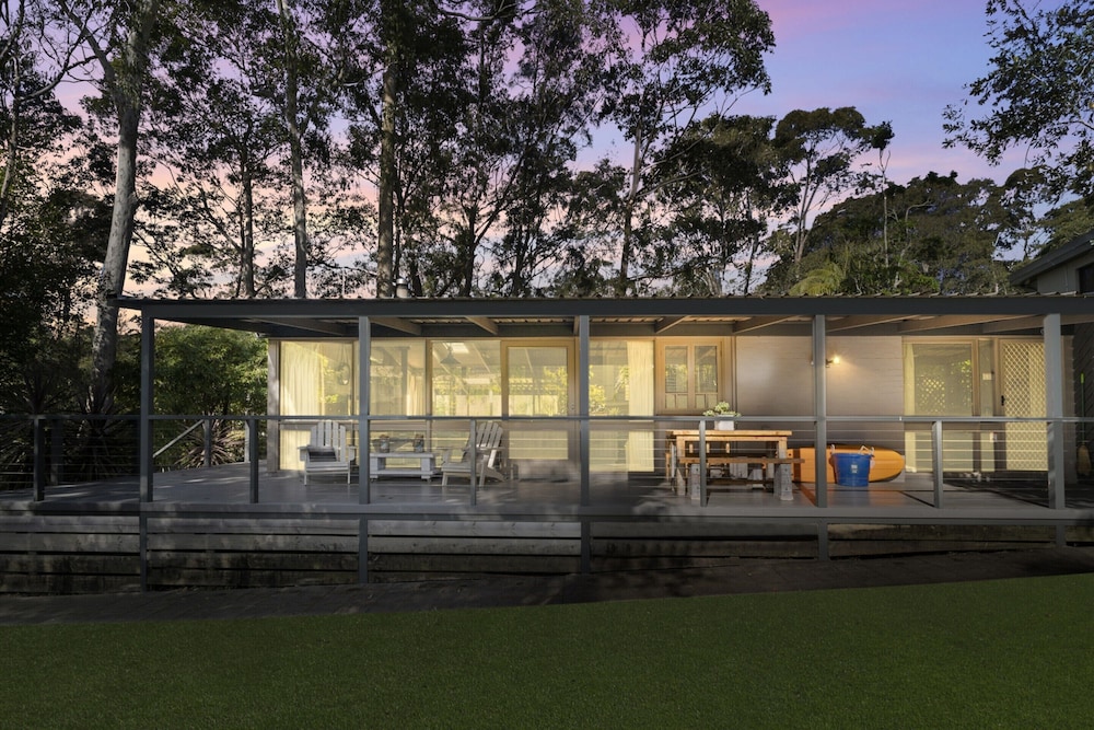 Secluded 3-bed Retreat Moments to the Beach