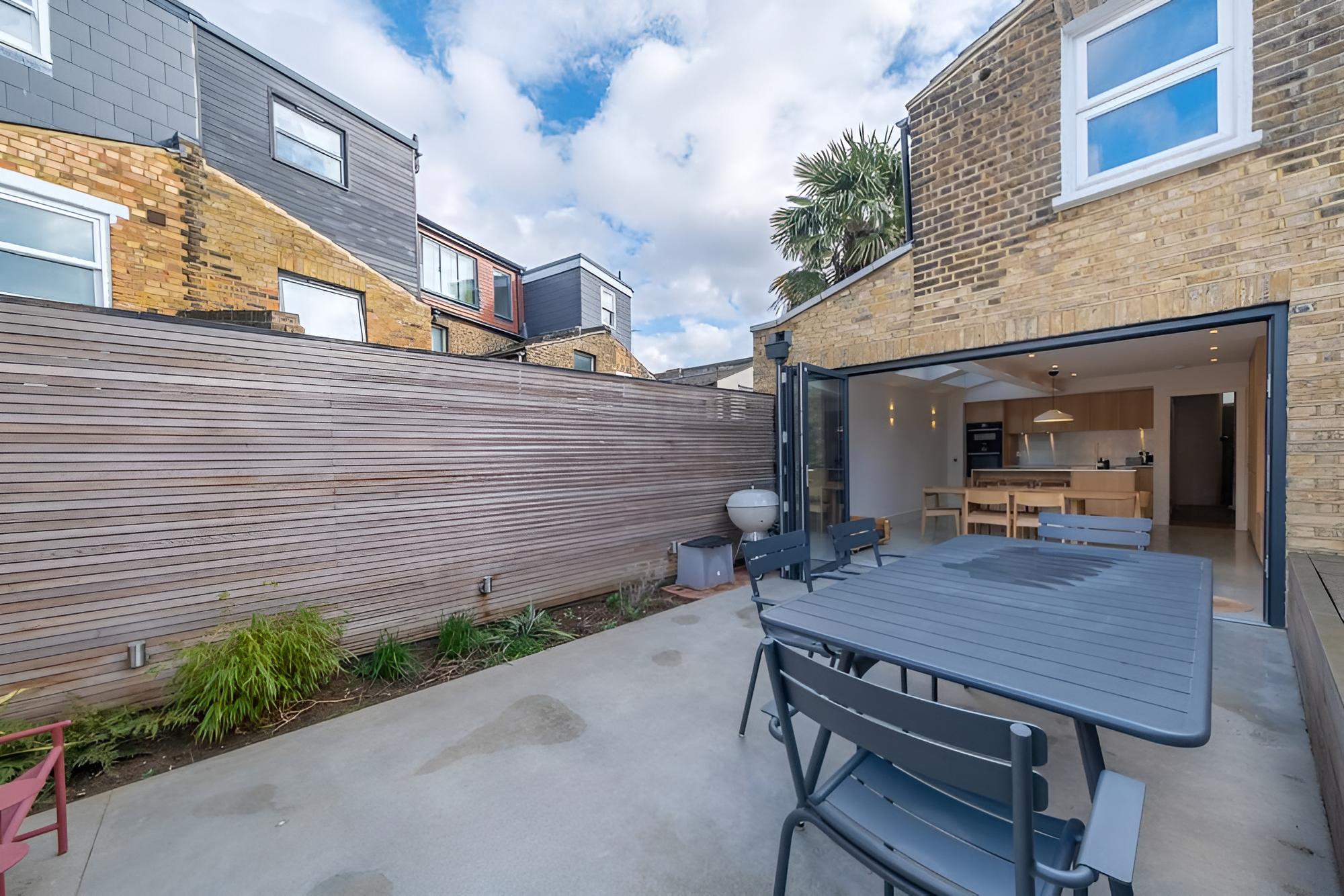 Beautiful Minimalistic 2BD House - Victoria Park