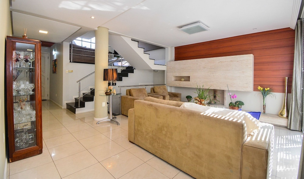 Elegante Casa com Piscina - João Paulo