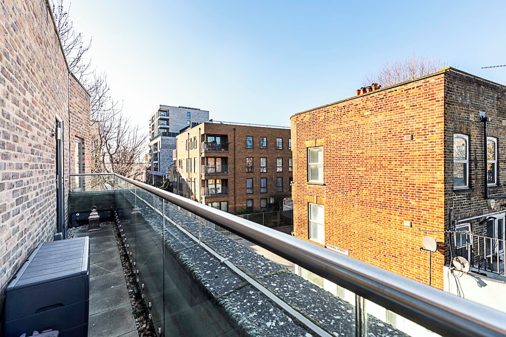 Bermondsey Bliss: Views, Comfort, and City Access!