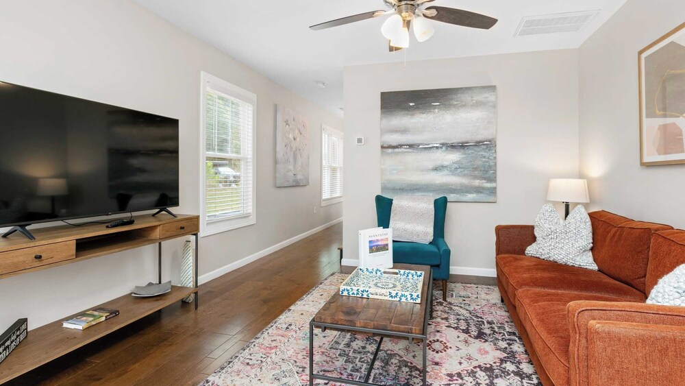 10 Townhomes, Sleeps 89 6 Mins to DT Asheville Sycamore Cove by Avantstay