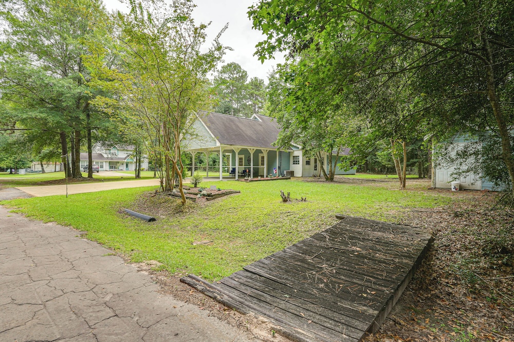 Relax By the Lake: Quiet East Texas Retreat