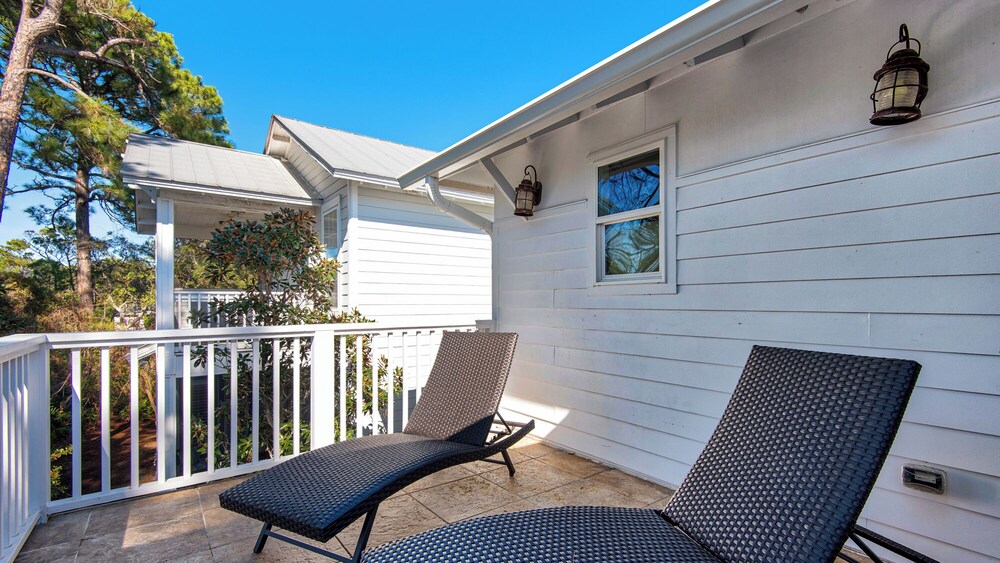 Charming Beach Cottage, 2 Pools and Tennis Access + Free Attraction Tickets!