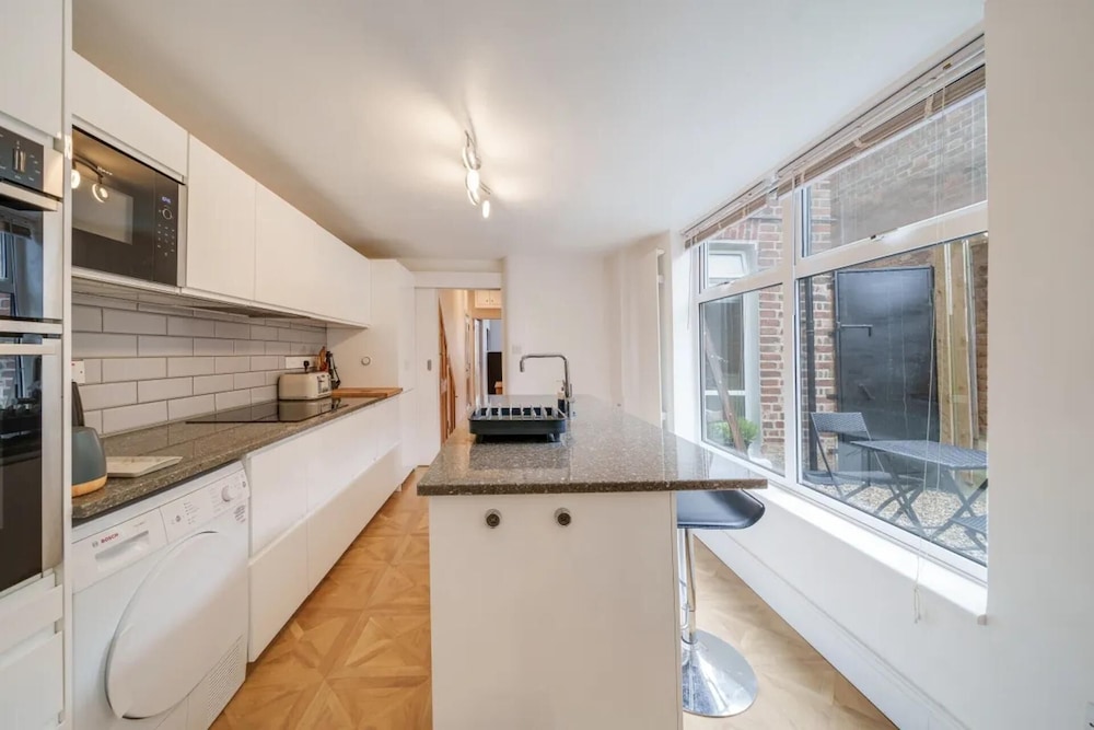Charming Spacious 2-bed Apartment in London view 5