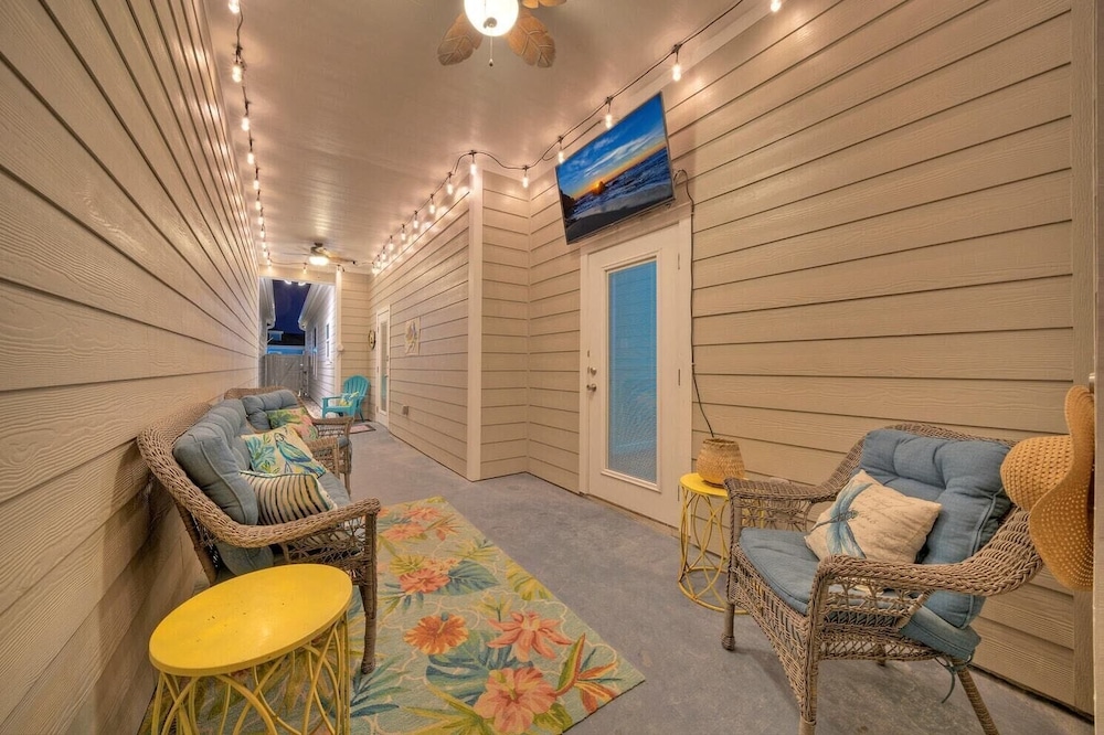 Shared Resort-style Pool, Playground, Patio w/ Bar Tidal Times by Avantstay