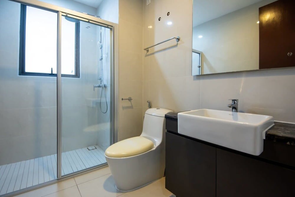 Chic 3BR in Danga Bay With Water Views & Parking