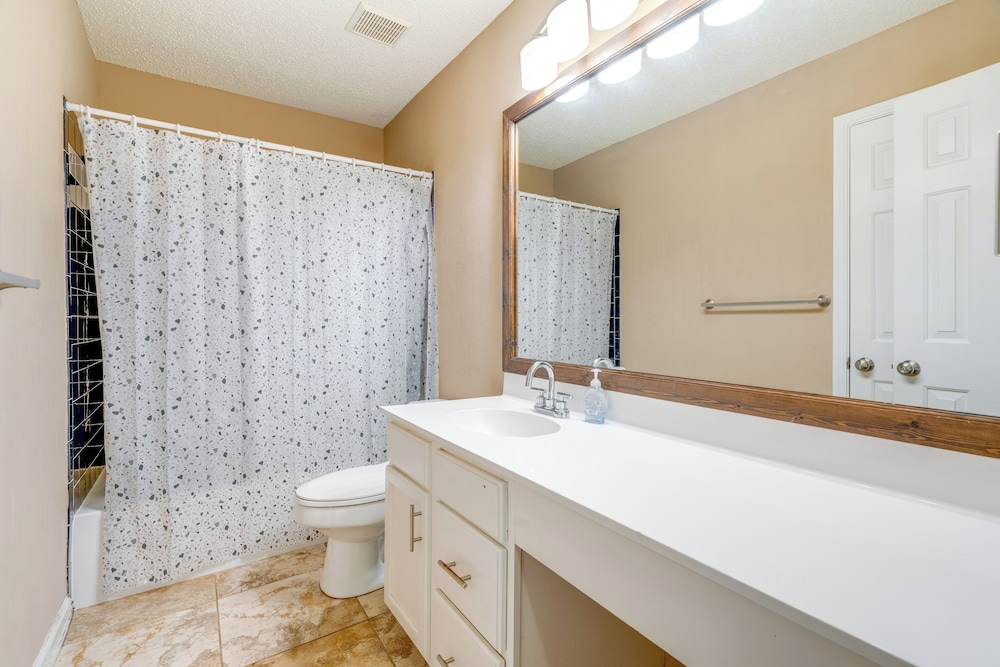 6 Mi to Lake Travis: Spacious Cedar Park Home!